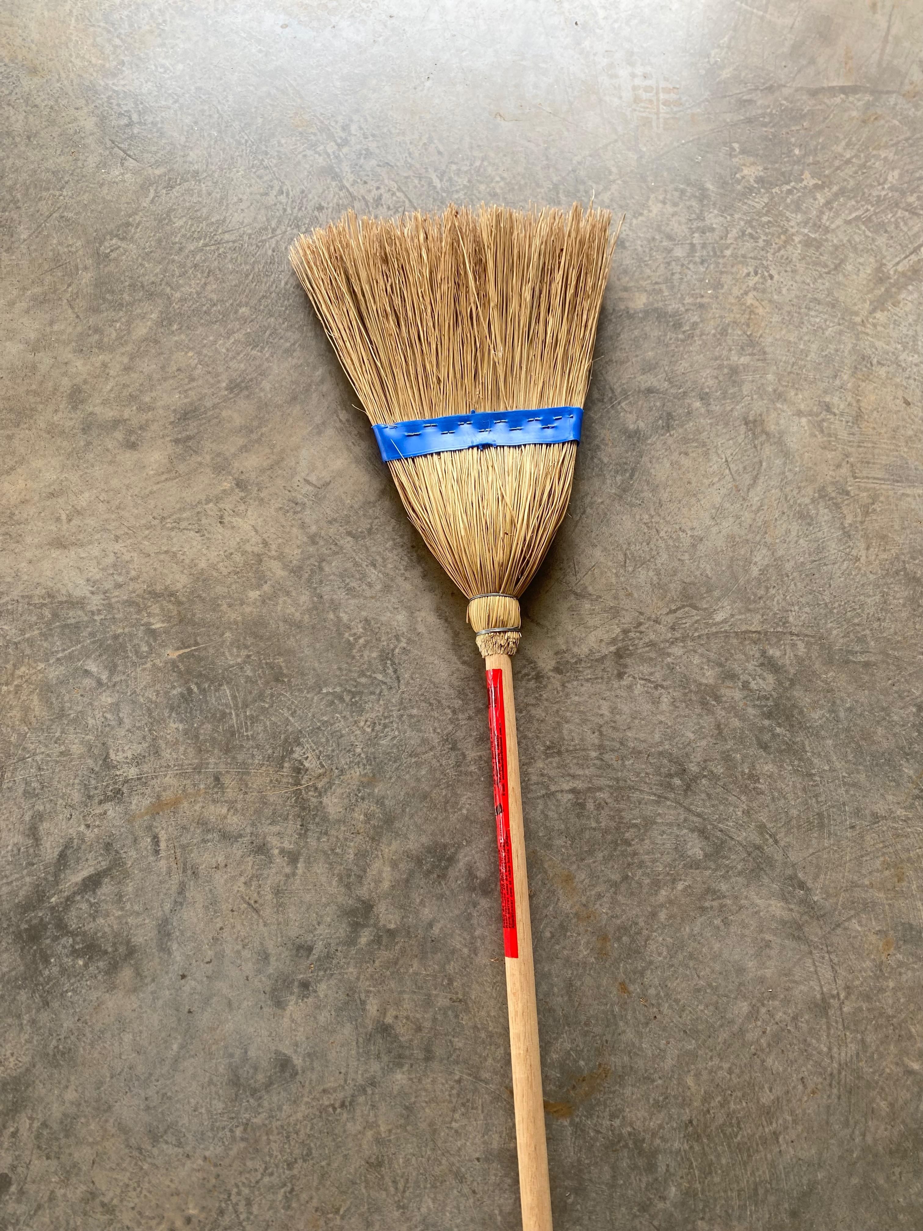 ESCOBA LA BRUJITA CALIDAD INTERMEDIA BRUJA LINDA