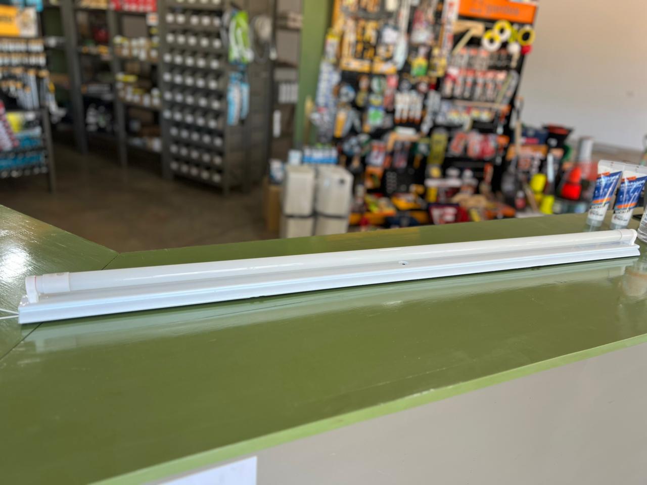 LISTON C/ZOCALO P/TUBO LED 18W GURINA