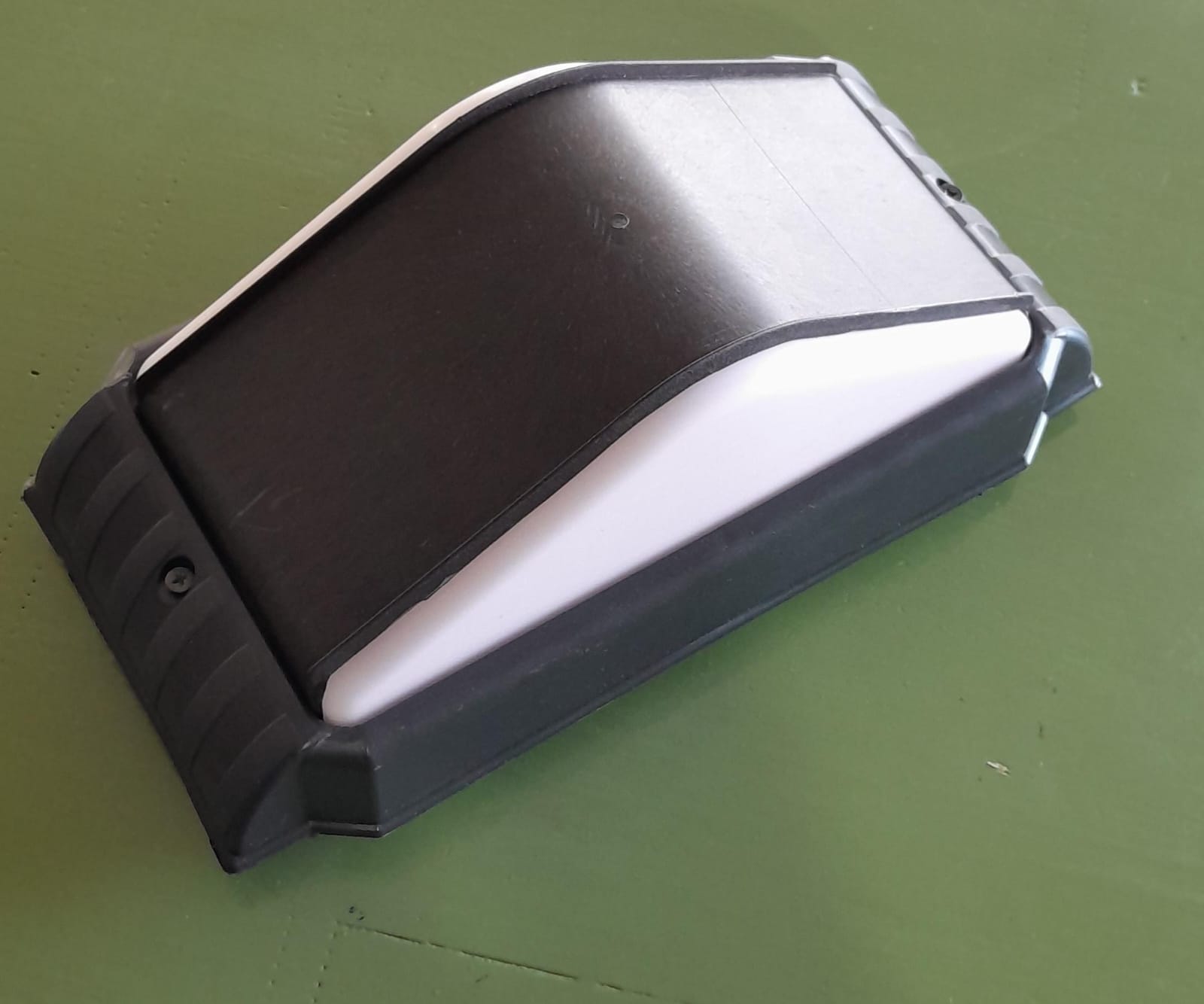 LUMINARIA TORTUGA TRIANGULAR NEGRO PVC