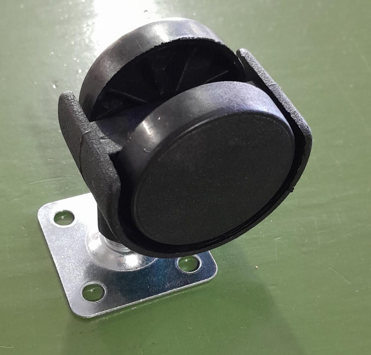 RUEDA PLASTICA P/MUEBLES C/BASE 40MM