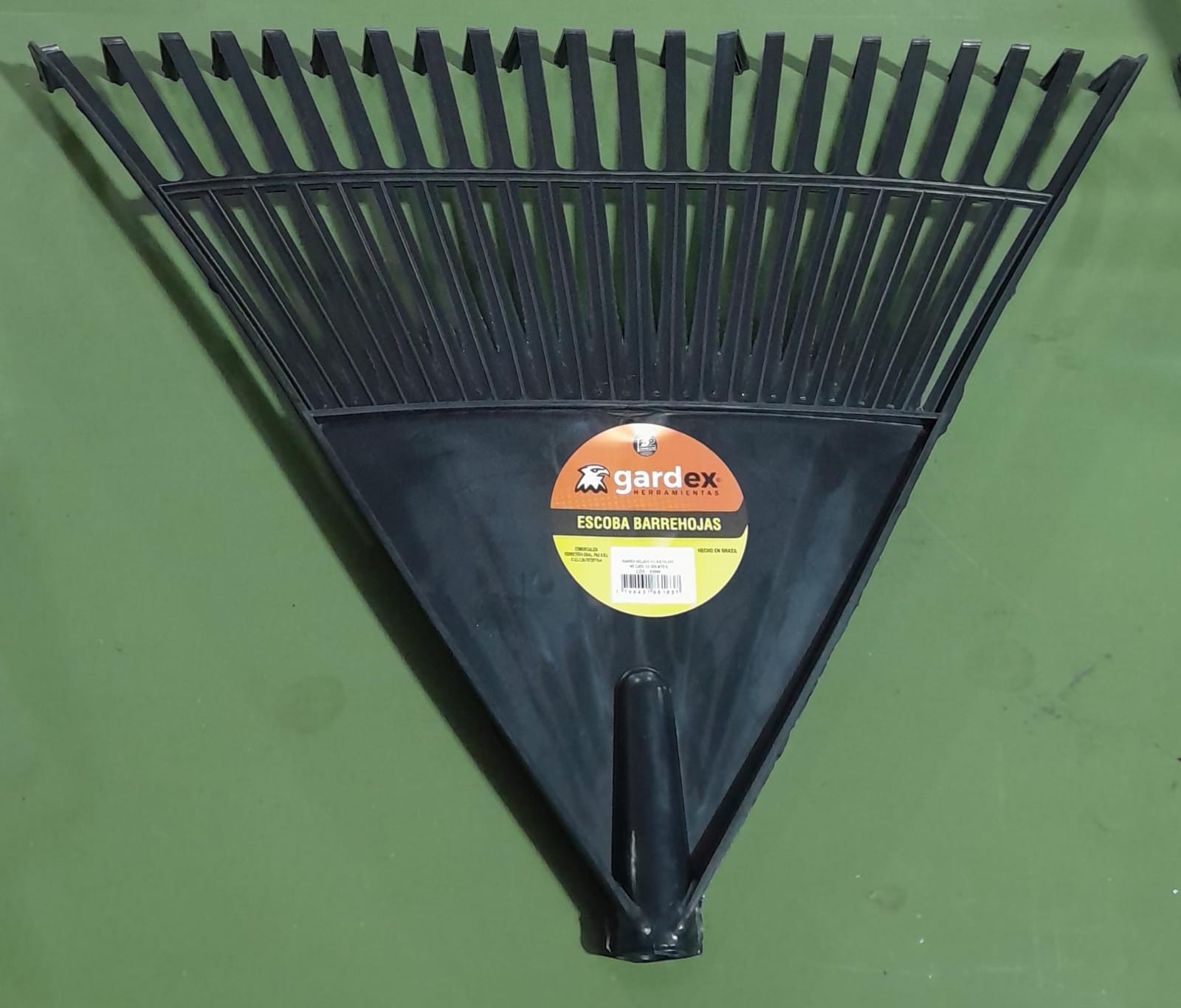 ESCOBA BARREHOJAS NEGRA GARDEX 22D