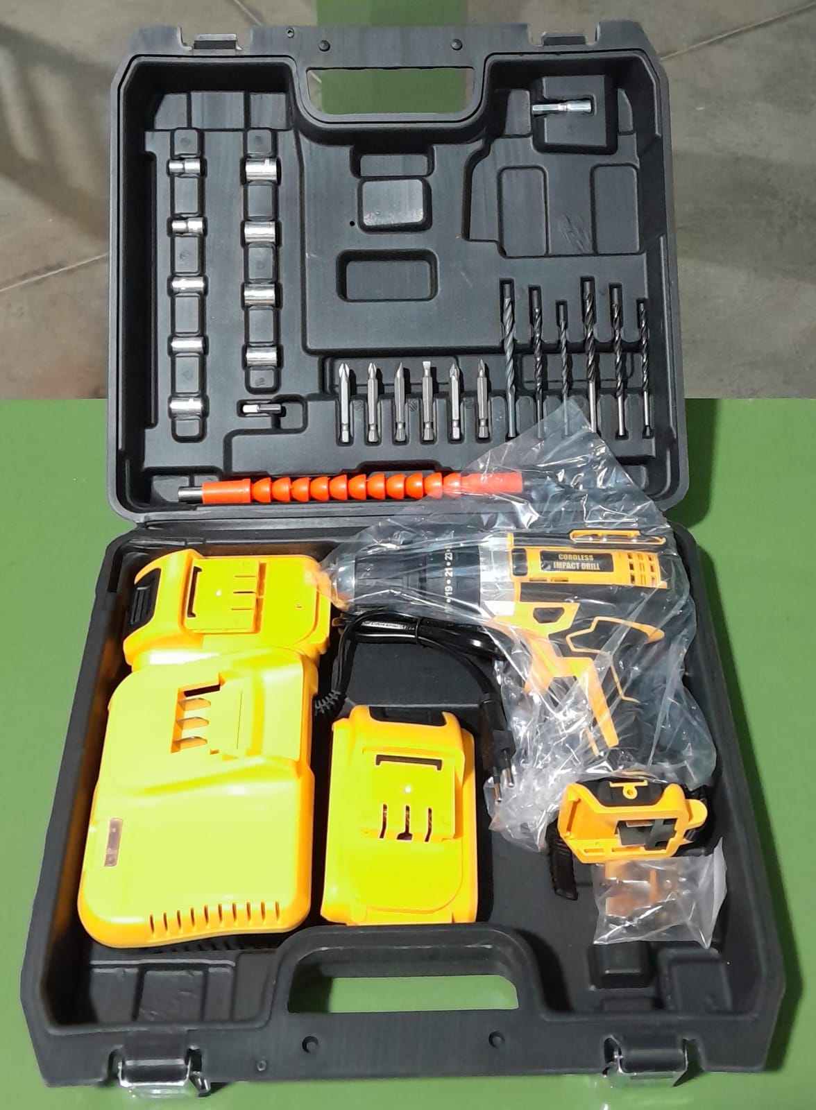 ATORNILLADOR A BATERIA + ACCESORIOS