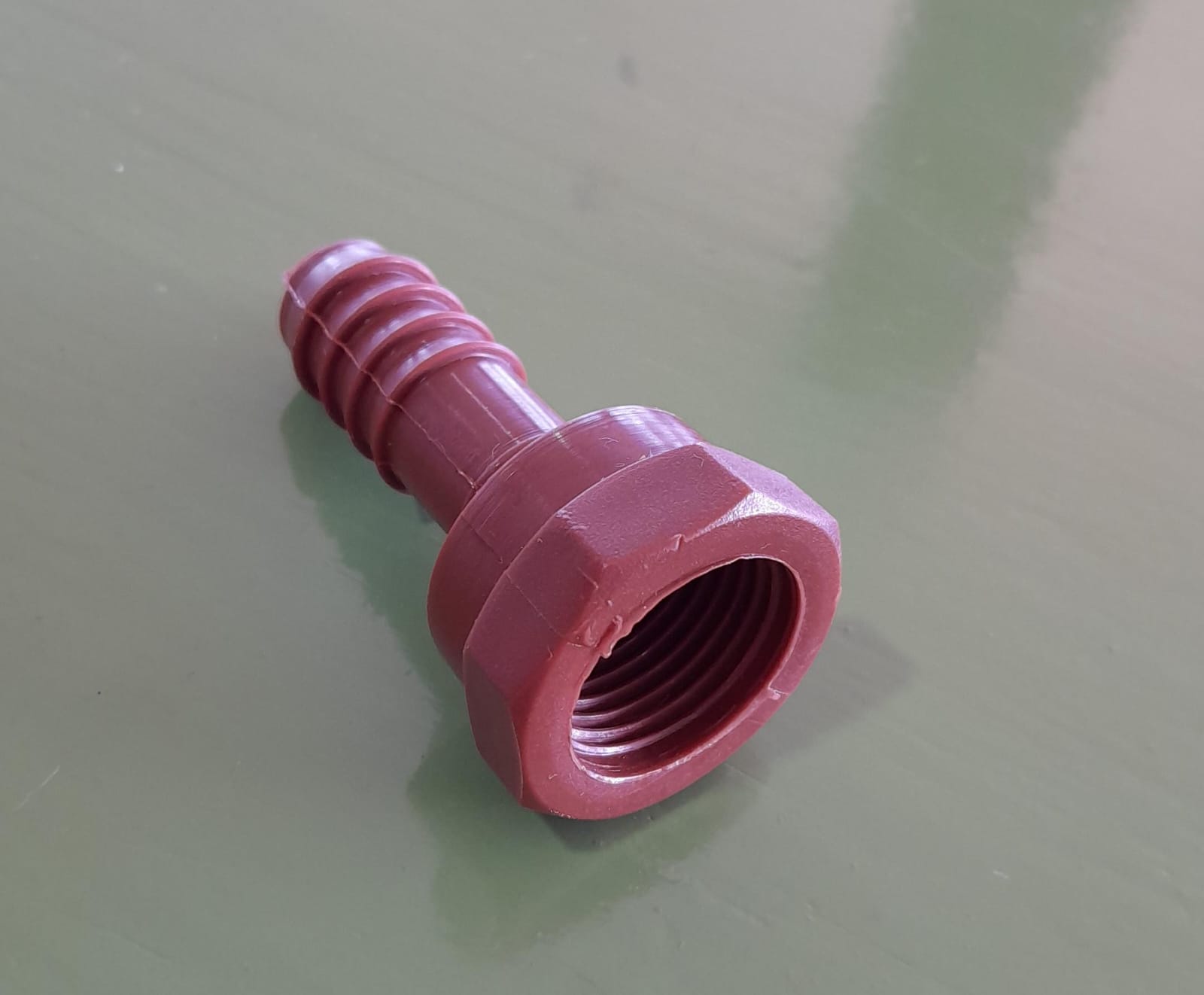 ESPIGA ROSCA HEMBRA POLIETILENO 1/2" X UN