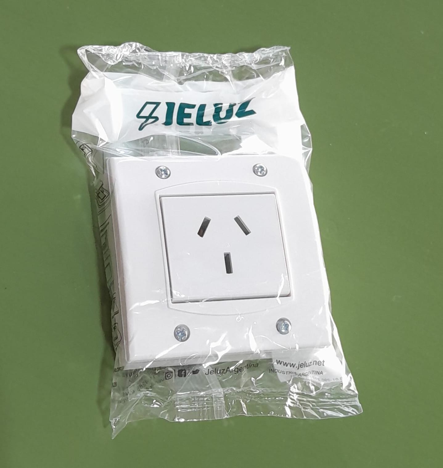 TOMA CORRIENTE 20A SUP. EXTRA CHATA JELUZ